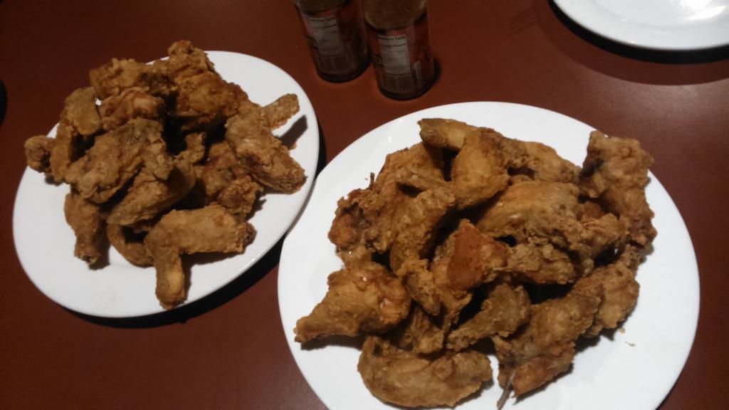BORDSnextdoor's tweet photo. Wing day! @carmslikesfood @migz023luis @nicnicgalang #BWT #SkinnyMikes  #22Wings #YokoNa http://t.co/TIB7HQdZrb