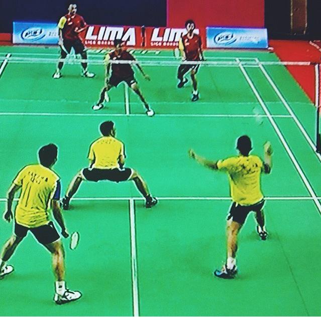 suporterbultang's tweet photo. eeeaaaaanyiing kok ini tiga lawan tiga. salah lapangan apa gua ini :"( http://t.co/jecA8RCjkG