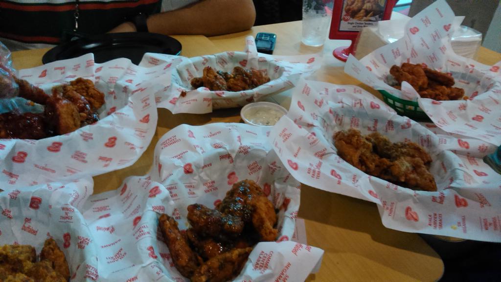 BORDSnextdoor's tweet photo. Wing day! @carmslikesfood @migz023luis @nicnicgalang #BWT #SkinnyMikes  #22Wings #YokoNa http://t.co/TIB7HQdZrb