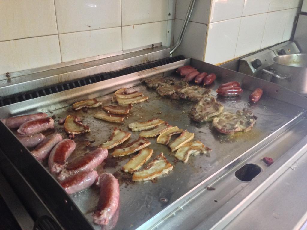 comaetilico1992's tweet photo. Mmmmmm a la rica parrillada! http://t.co/C0K3VYOqKN
