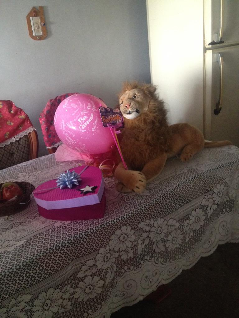 yurleidy1908's tweet photo. Mis regalitos de cumple 😊😊 http://t.co/xplk2zGvUF