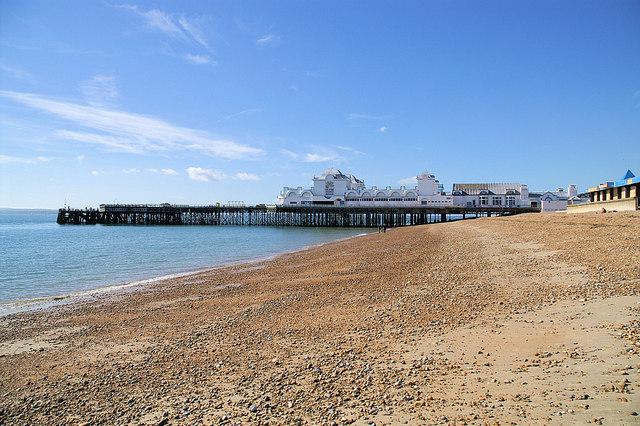 Southsea is a seaside resort with a promenade and amusement park. buff.ly/1fBQmPT cc: <a href="/VisitBritain/">VisitBritain 🇬🇧</a> #Travel