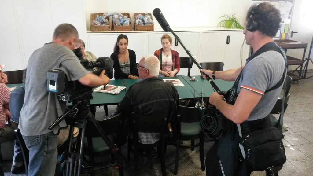 strfeger's tweet photo. Der #rbb filmt beim #strassenfeger anlässlich des 20jährigen Jubiläums. http://t.co/vQtzaQ5bo4