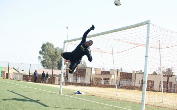 ndana01's tweet photo. "@TimesLIVE: Clubless Khune still playing with his balls at home - videos http://t.co/kYUhcXUZQz http://t.co/OkSwShd9AO"{Hhhaaai bo???}