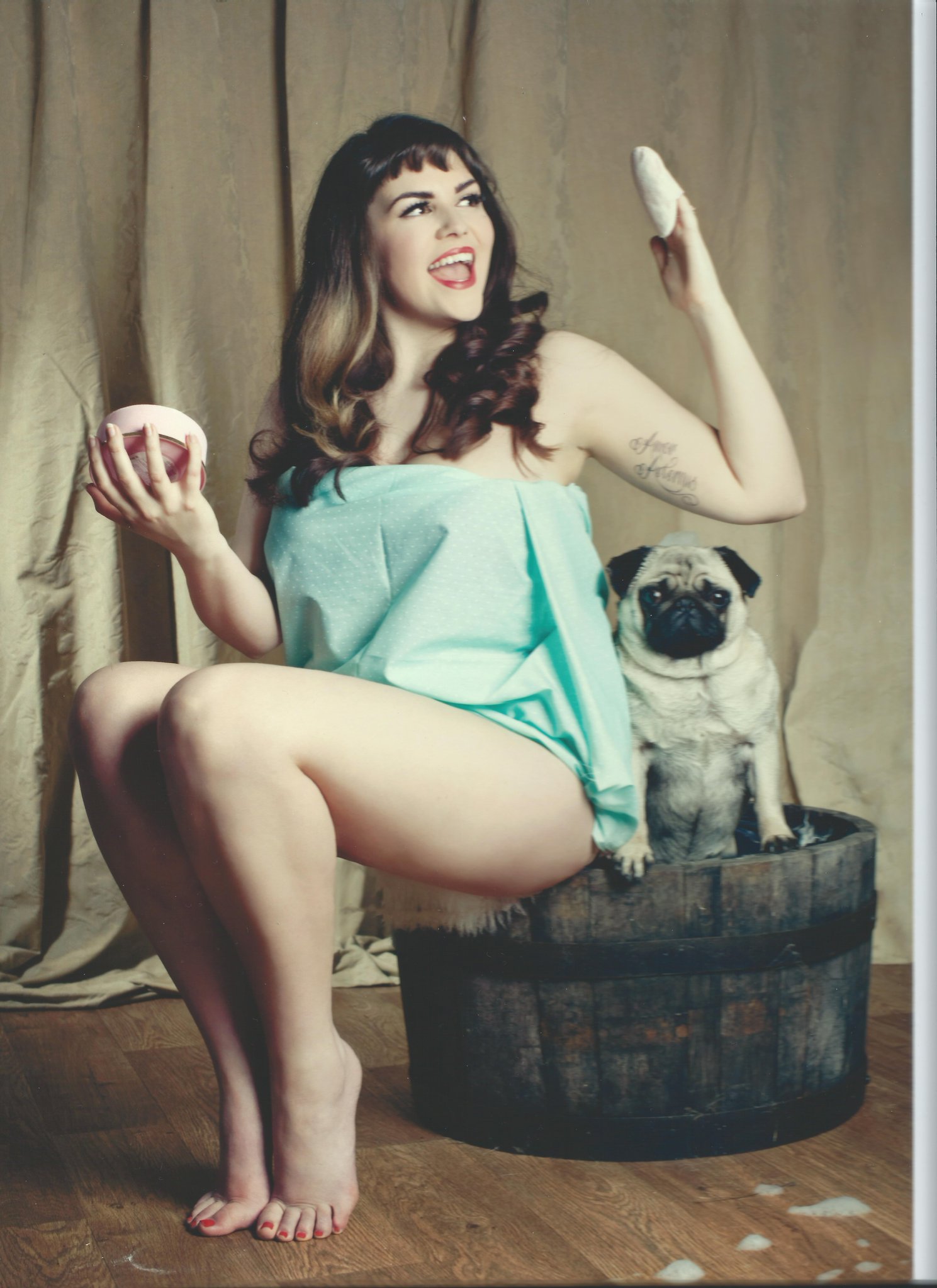 Here's a new pic for you lovely lots xx @dottiephotos #pinup #noclothes #pug #tub #makeup #vintage #curvy http://t.co/xZtUQcpDLy