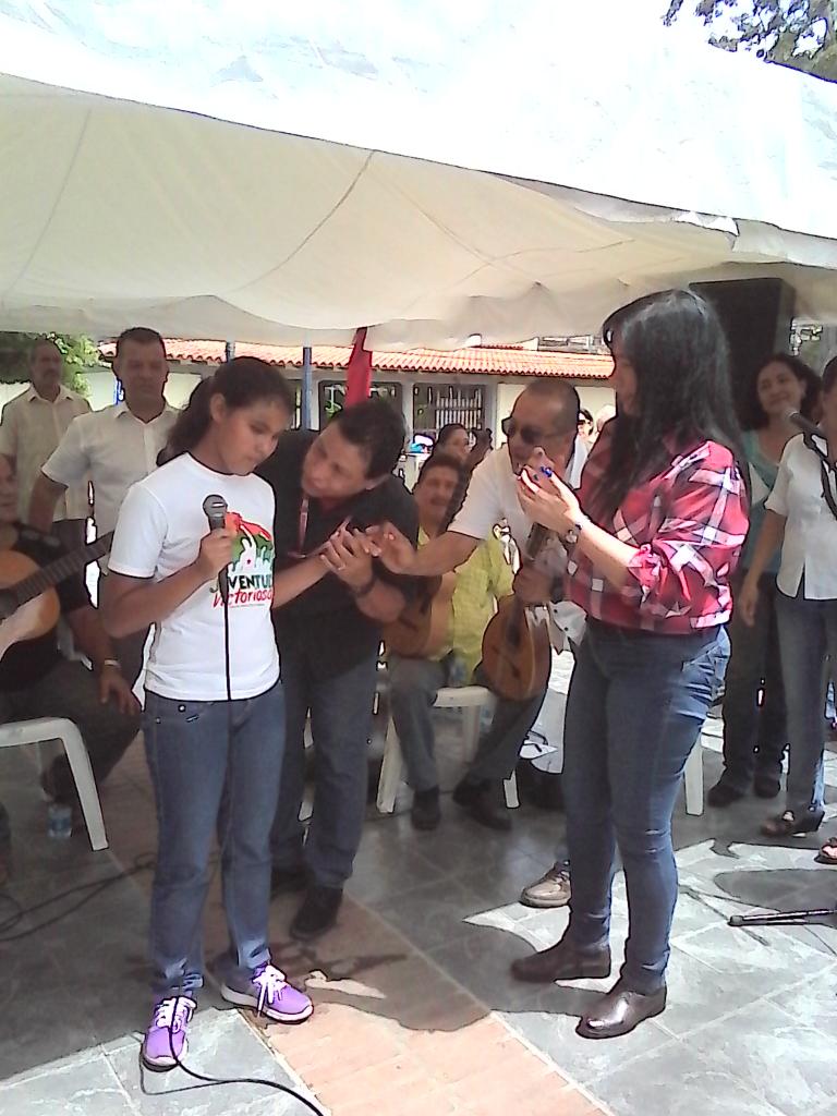 SalaNvaEsparta's tweet photo. Niños y niñas de Nueva Esparta cantan en los #61AnosChavezParaSiempre con Amor a Venezuela y a #ChavezVictoriaDeVzla http://t.co/Hwd7FI3P7q