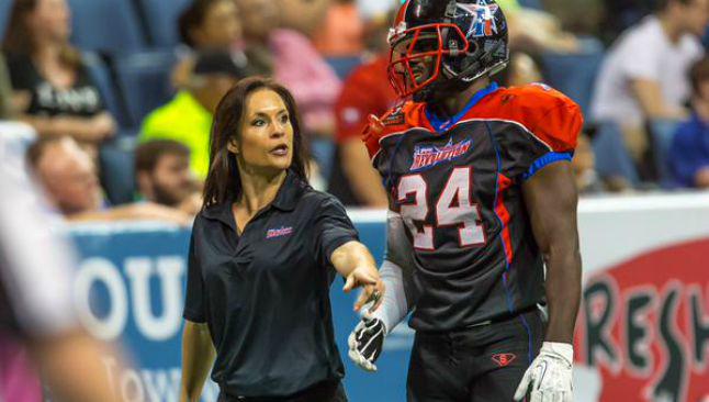 record_mexico's tweet photo. Cardenales contrata a Jen Welter, la primera coach mujer en la #NFL http://t.co/7FVK8svGQ5 http://t.co/JT6quFamfT