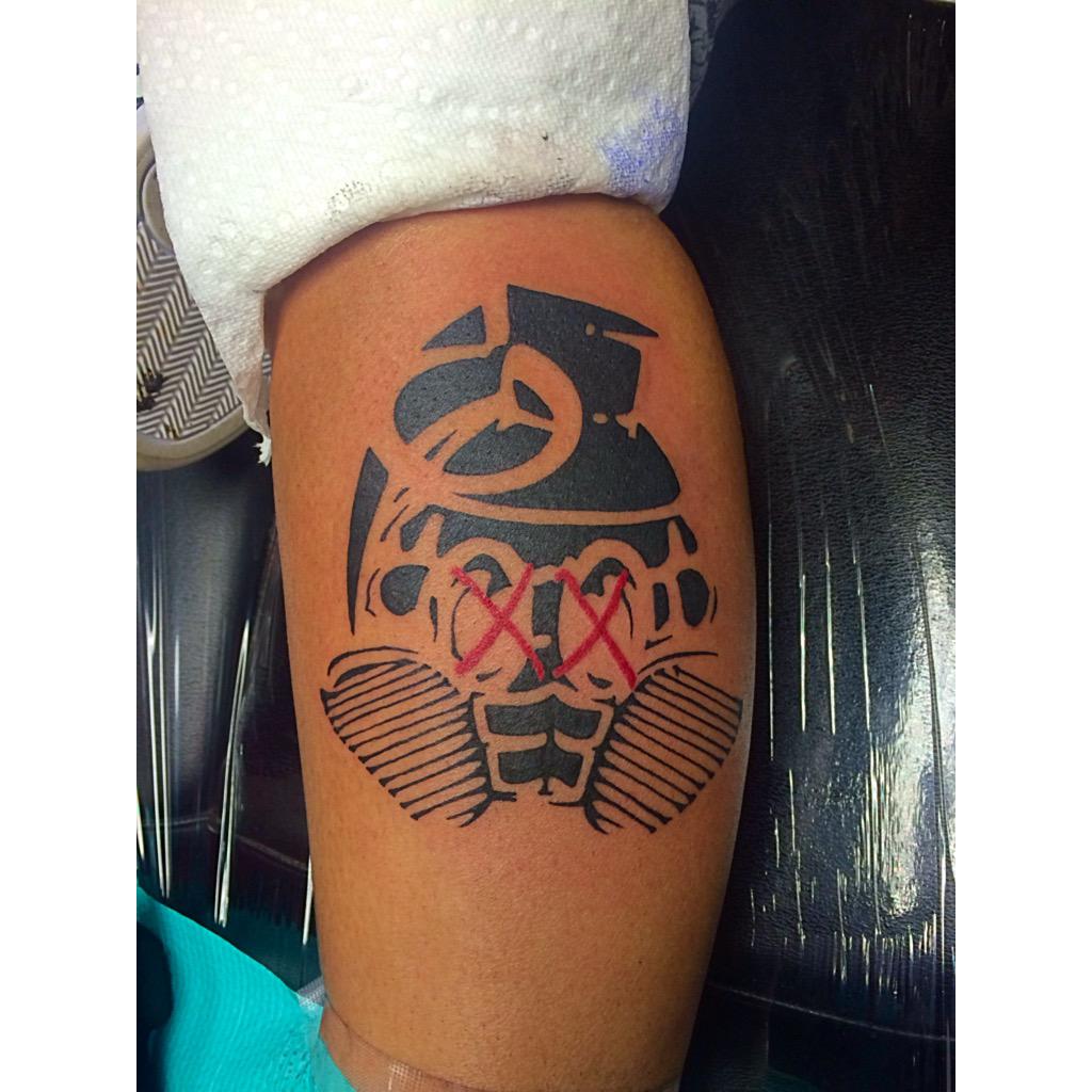 __RedSmoke's tweet photo. #RedSmoke #ThatsLove #TatTheLogoSoIKnowItsReal http://t.co/bdtClwNiUw