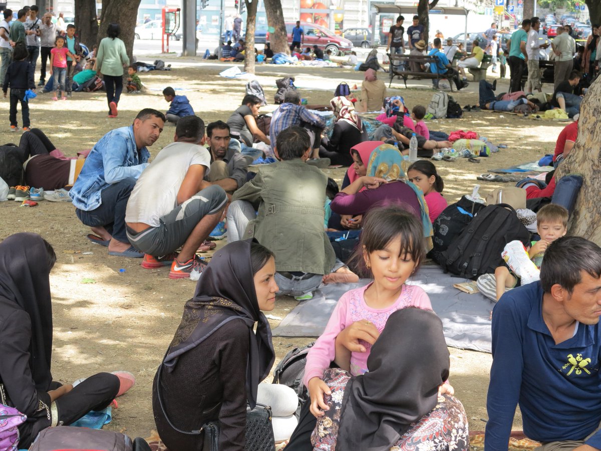 breybelgrad's tweet photo. Für Flüchtlinge aus Afghanistan, Syrien ist Belgrad ein wichtiger Stopp auf dem Weg nach Deutschland. #dpa berichtet http://t.co/EbooDVV9RC