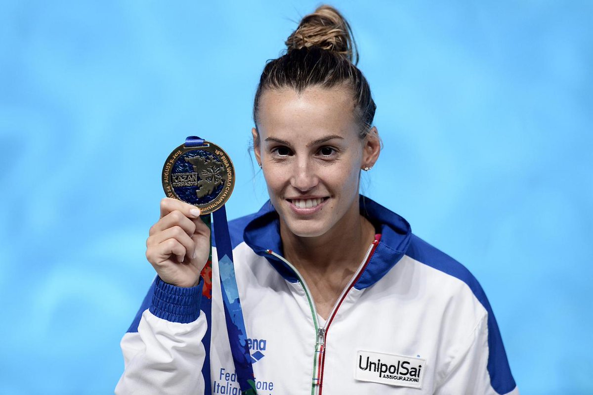 Tania Cagnotto mostra contenta la sua medaglia d'oro