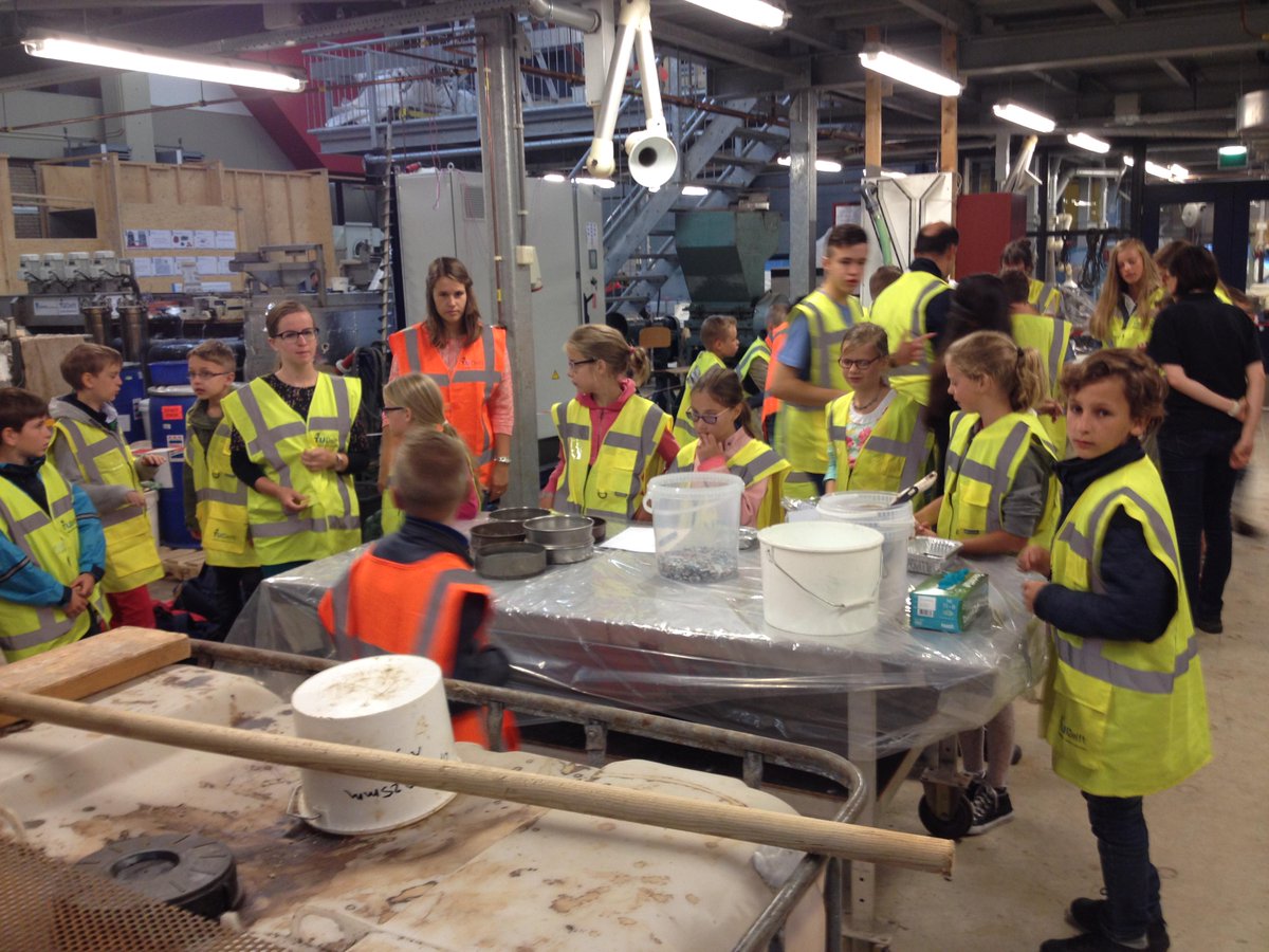 TUDelft_CT's tweet image. Plastic, beton of metaal: workshop scheiden in #recyclelab tijdens #zomerkamp.
Meer @TUDelta: bit.ly/1ex3Ono