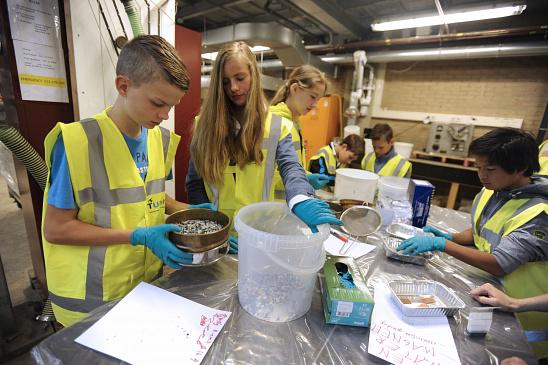 TUDelft_CT's tweet image. Plastic, beton of metaal: workshop scheiden in #recyclelab tijdens #zomerkamp.
Meer @TUDelta: bit.ly/1ex3Ono