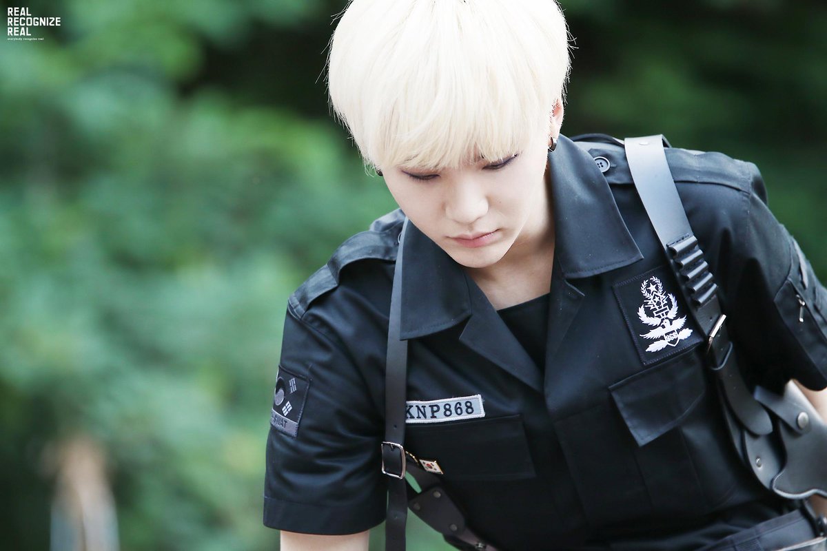 minsuga_kr's tweet photo. 날 부르지 않는 이름의 무늬를 보며 생각했다
어떤 삶은 어떤 이름의 얼룩이라고 생각했다
#방탄소년단 #민윤기 #윤기 #SUGA #슈가 @BTS_twt http://t.co/WDY7BVlm5R http://t.co/56Tzw007I1
