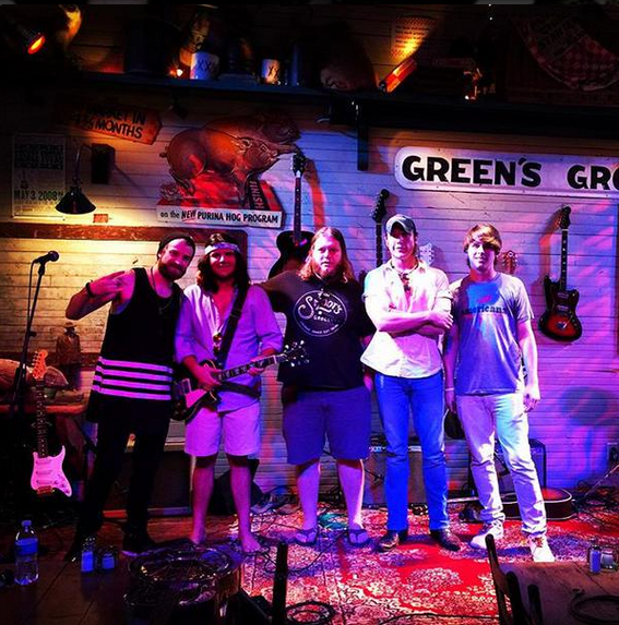 ParamoreMR's tweet photo. New Photo of @schzimmydeanie w/ Bishop Gunn at the Green's Grocery.
- Leiper's Fork, TN http://t.co/IL0idruk0Z