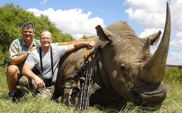 MiguelMorenatti's tweet photo. El animal del medio, Walter P. asesino del león Cecil, ya asesinó a un rinoceronte blanco. Solo quedan 4 en el mundo! http://t.co/B2bmVPDIQh