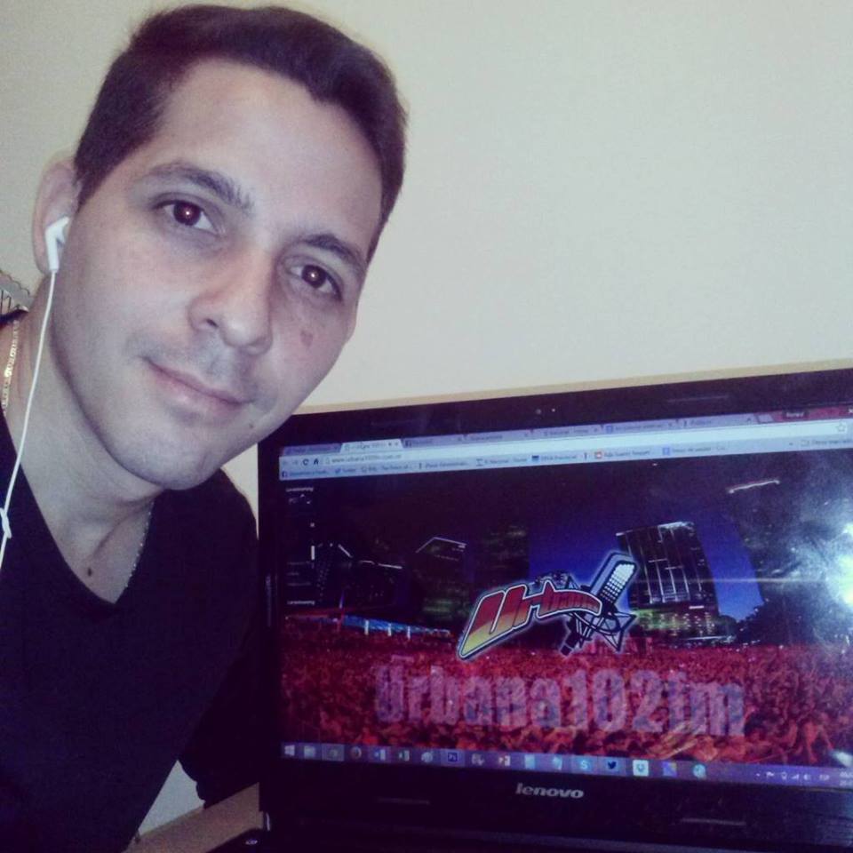 PUBLICEV's tweet photo. En minutos @Ronaldemb conectado con #Venezuela x @SpacioMusica desde #Argentina. #EnVivo http://t.co/eJObeqGZ4l http://t.co/OQNvum4FZ0