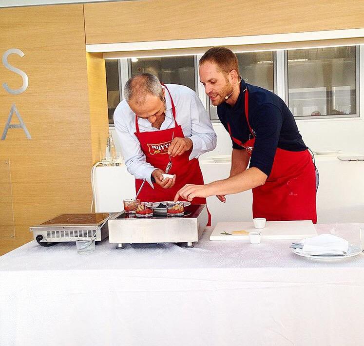 StyleandTrouble's tweet photo. A cena con @simonerugiati e @MuttiPomodoro questa sera trovate @kitchentrouble inviata speciale di #kitchentrouble http://t.co/xE9UopYvmH
