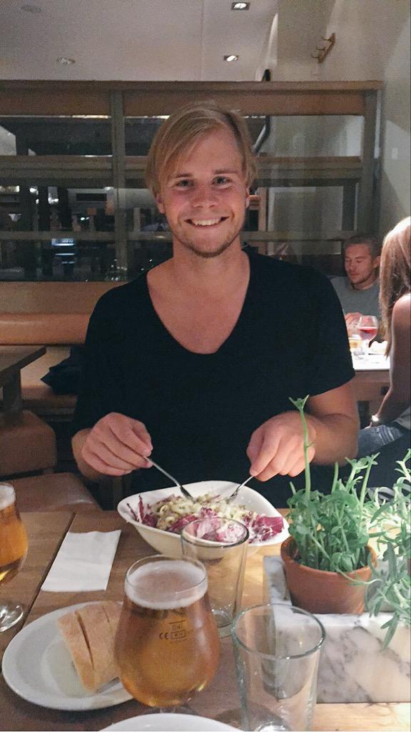 KajsaKex's tweet photo. Han är här! Han är hungrig! Välkommen till Stockholm @Olapewik, ta hand om henne när jag försvinner!❤️ @Ricohhandboll http://t.co/5u0afkLhC0