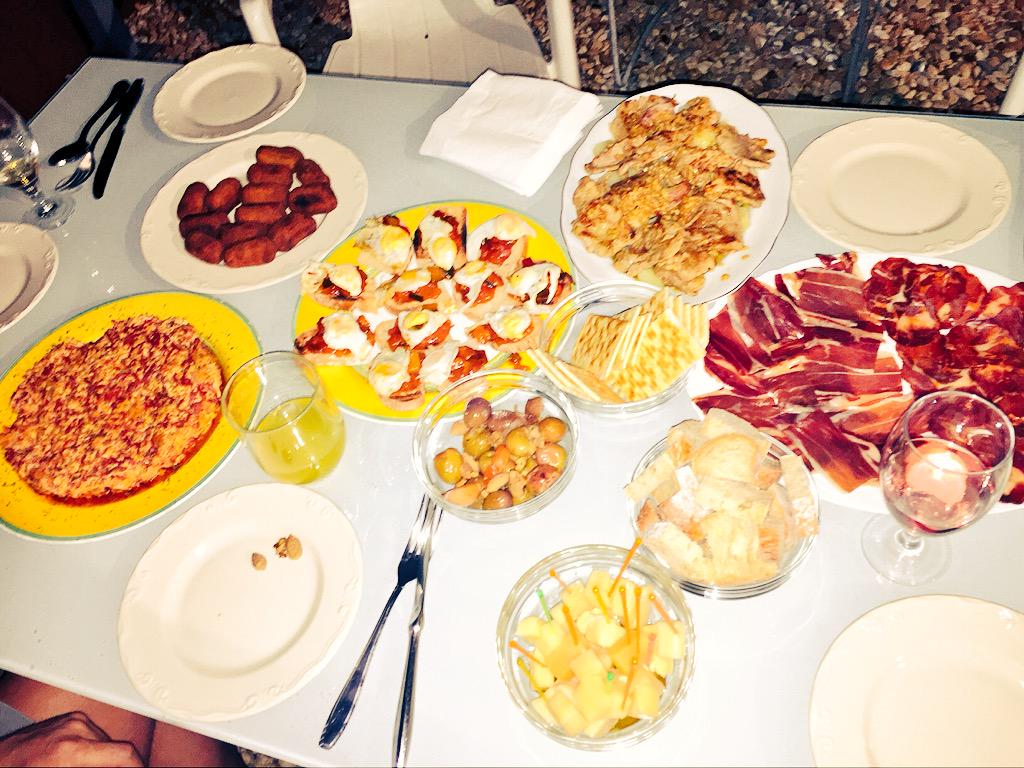RuthieSmiles's tweet photo. Venir a comer a casa de mi suegriii es esto! #AZampar😋 #gordiVoyACabar😛 http://t.co/dsRC4oBoqm