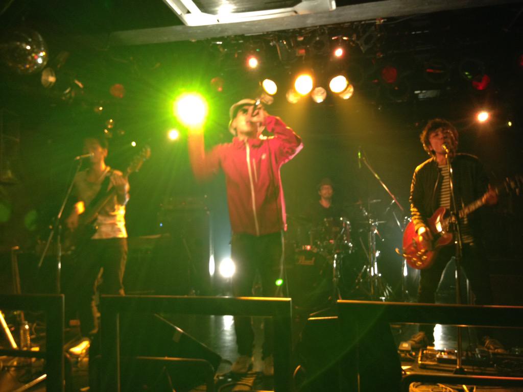 nabe_ok's tweet photo. The Fractures
しばらく見てない間に、ボーカルがギター弾かずにピンボーカルになっていた…。
あと、サポートでキーボードのひとが入ってた。
いや〜、すっかり海外バンドじゃん…カッコよかった〜(｡-∀-｡) http://t.co/QTyIqePFo7