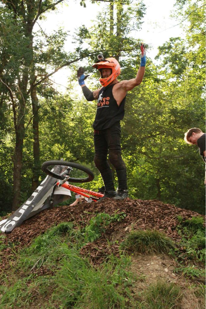 oscarmedinamtb's tweet photo. #dirtparkbelsen #eurotrip2015 #alemania @zenithbicycles @cascosNaranjasX @bikex @stgbikes @lvloStudio @zettz_ http://t.co/jcbVMtiQ1Y