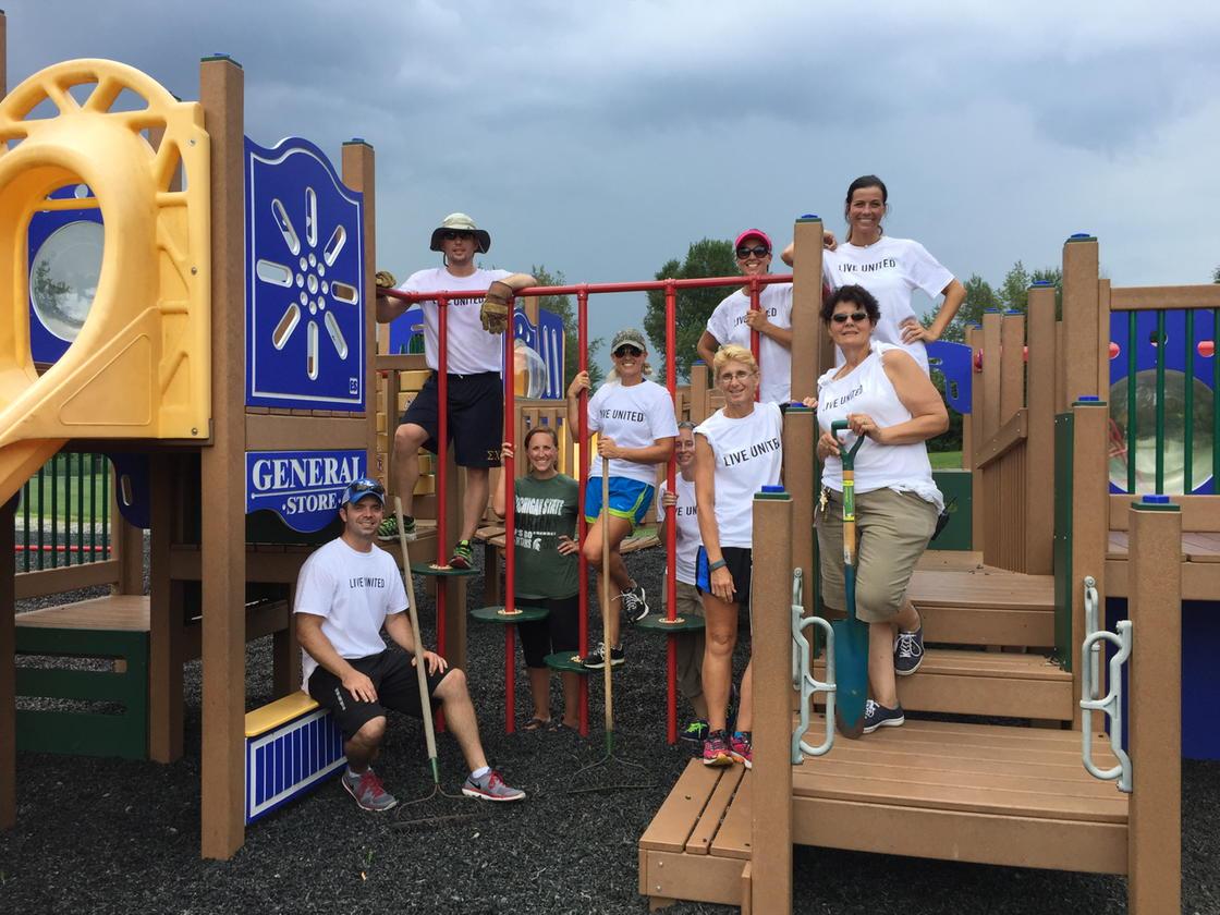 LockwoodJanice's tweet photo. Getting the playground ready for the kids!!@WarrenCoSchools @BriarwoodES #unitedwaydayofcaring http://t.co/FjsM7od6ln