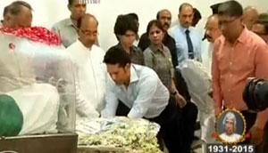 ntdailyonline's tweet photo. కలాంకు సచిన్ నివాళి
http://t.co/oFdBB7b0S6
#AbdulKalam #Sachintendulkar #Teibute http://t.co/L3yx8JMgeC