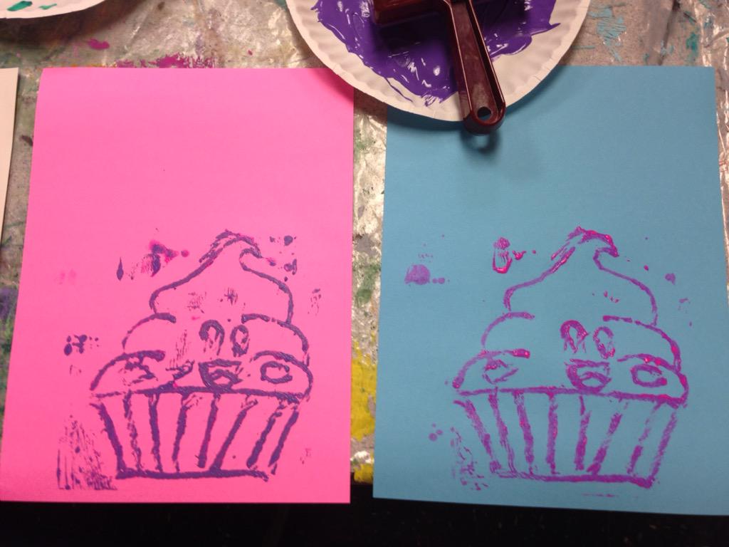 KlmausMaus's tweet photo. Printmaking with string prints...so much fun! #elementaryartcamp #string prints @LCABULLDOGS http://t.co/UGrBjSOSed