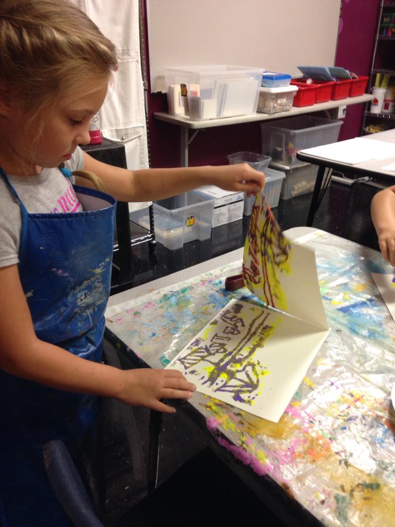 KlmausMaus's tweet photo. Printmaking with string prints...so much fun! #elementaryartcamp #string prints @LCABULLDOGS http://t.co/UGrBjSOSed