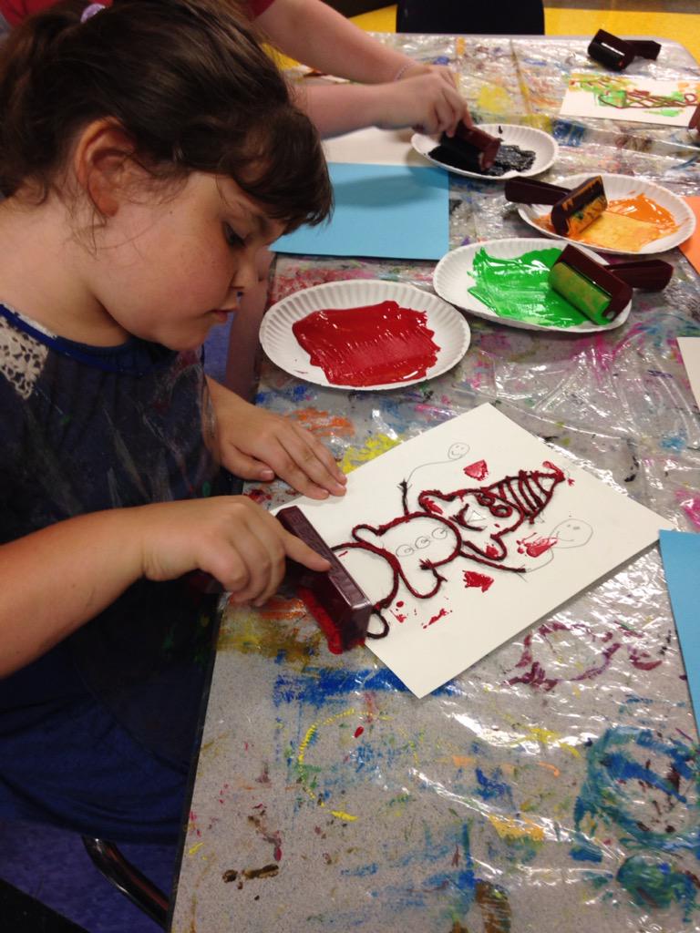 KlmausMaus's tweet photo. Printmaking with string prints...so much fun! #elementaryartcamp #string prints @LCABULLDOGS http://t.co/UGrBjSOSed