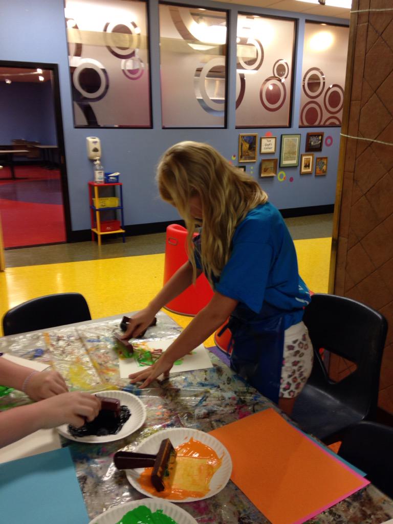 KlmausMaus's tweet photo. Printmaking with string prints...so much fun! #elementaryartcamp #string prints @LCABULLDOGS http://t.co/UGrBjSOSed
