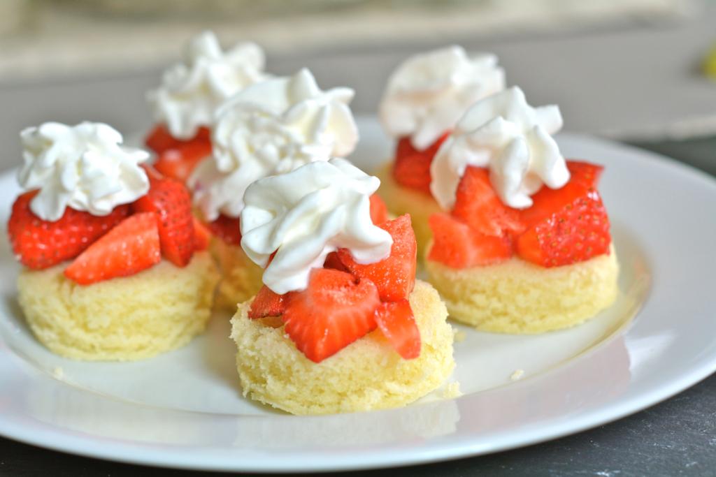 We dare you to only eat one Mini Strawberry Shortcake Bite from <a href="/TheNaptimeChef/">Kelsey Banfield</a> !  spr.ly/6011BEsbF