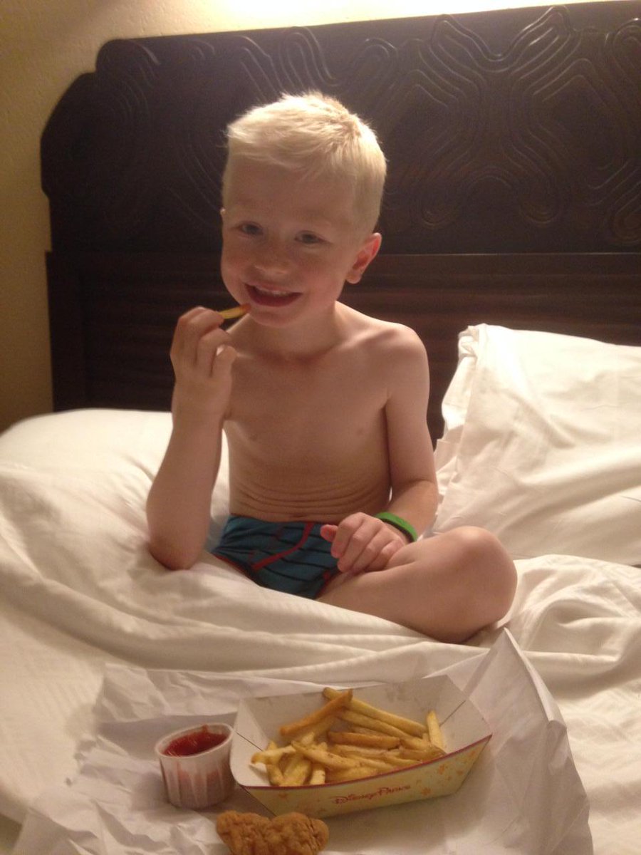 HandyWomanLinz's tweet photo. @flinny78 feeling a lot better after a sleep. He's now eating my chicken and chips lunch. B back with u soon x http://t.co/e9XGtbIDdQ