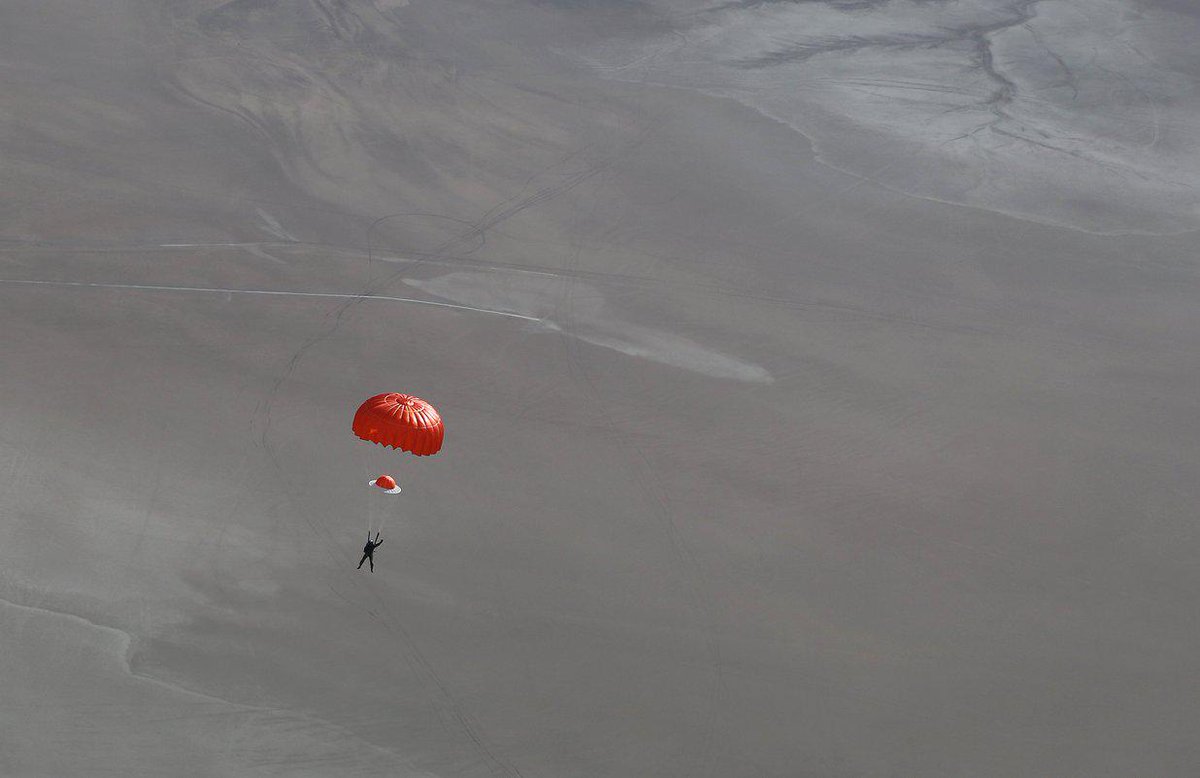 NASASpaceflight's tweet image. Amazing/Sobering from Virgin Galactic: "This photo shows pilot Pete Siebold as he parachutes safely down to earth".