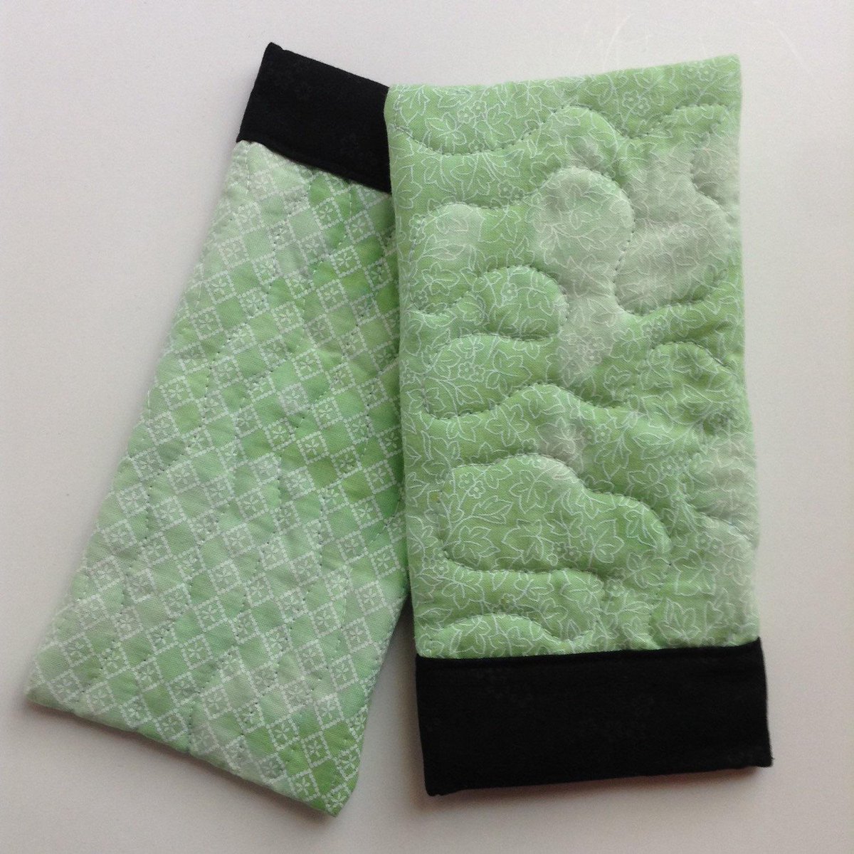 lilfoxdesigns's tweet image. Green Sunglasses case, hand dyed green self closing pouch, quilted… etsy.com/listing/217145… #Etsymntt #SoftPhoneCase