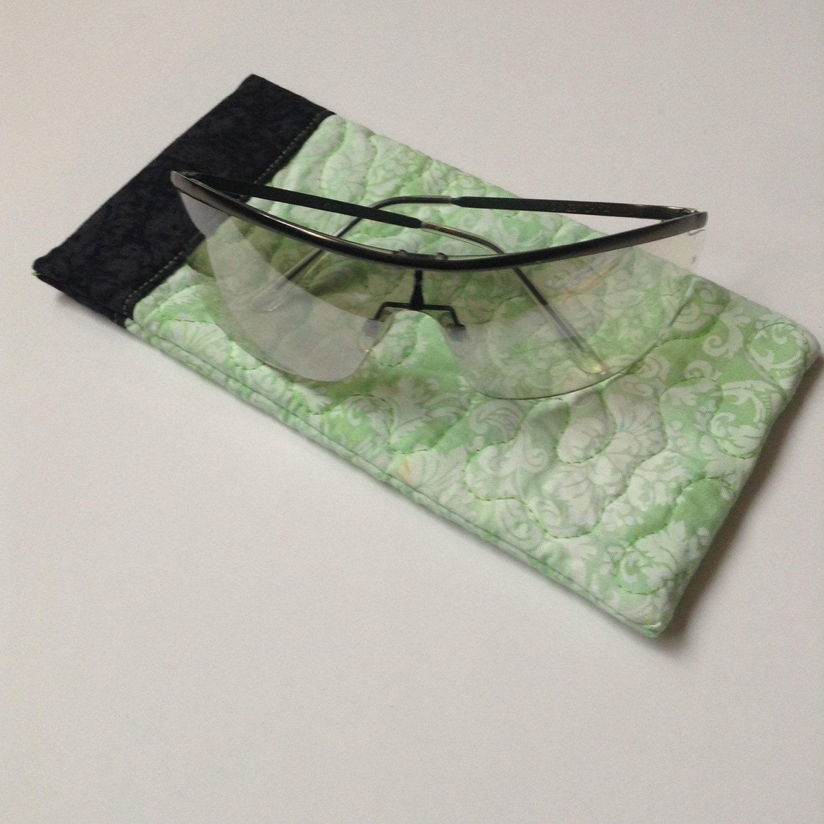 lilfoxdesigns's tweet image. Green Sunglasses case, hand dyed green self closing pouch, quilted… etsy.com/listing/217145… #Etsymntt #SoftPhoneCase