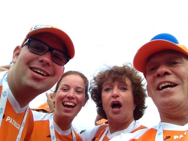EmielVoest's tweet photo. Klaar voor de openingsceremonie in een wolk van oranje, heel bijzonder http://t.co/5WwBWUK918