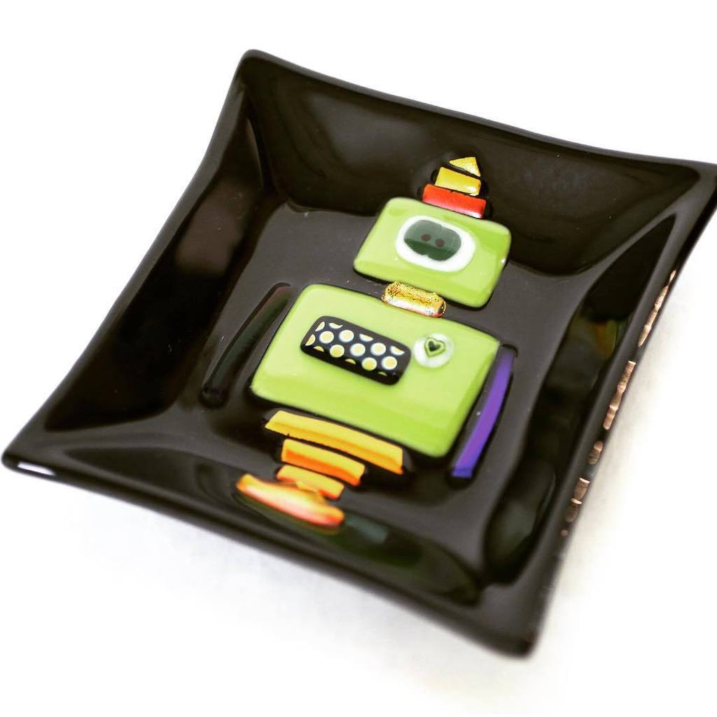 Otherbots's tweet image. New work by Marilyn Cohn! These #robot plates are adorable!
#PracticalArt #shoplocal by practicalartphx