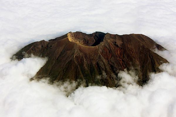 GNFI's tweet photo. Gunung Agung di Bali yang puncaknya menyembul di atas awan. (foto: Buzzfeed) http://t.co/moYeg35pbS