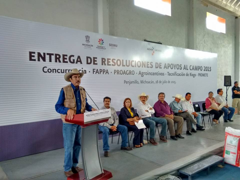 SAGARPA_mch's tweet photo. En #Penjamillo haciendo entrega de Apoyos #Concurrencia #FAPPA #PROAGRO #Agroincentivos #Tecnificación #PROMETE http://t.co/674CJAjhvM