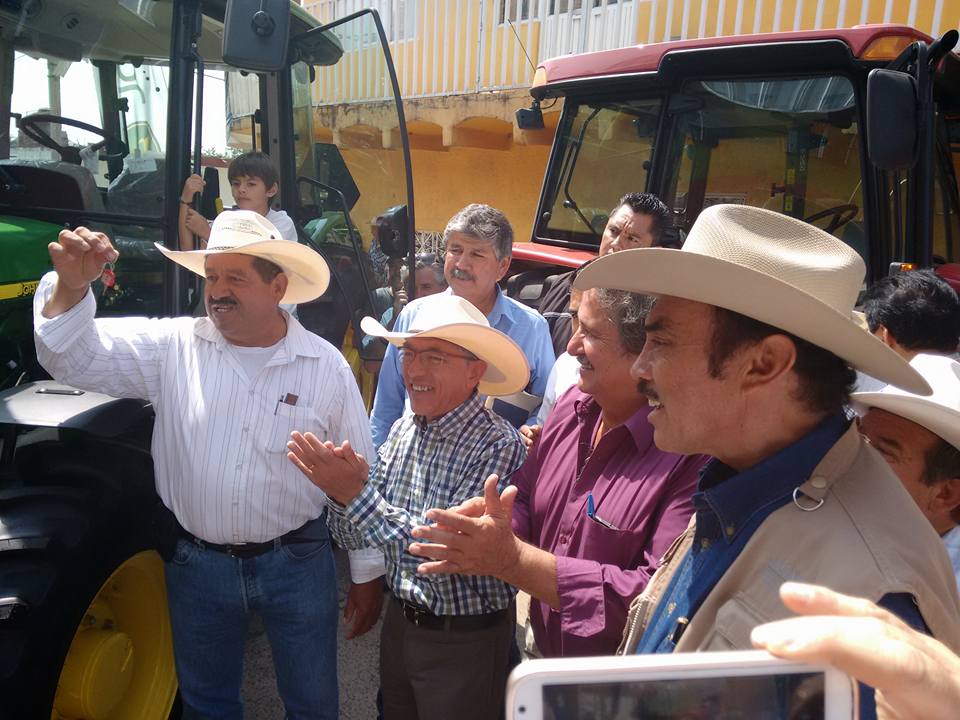 SAGARPA_mch's tweet photo. En #Penjamillo haciendo entrega de Apoyos #Concurrencia #FAPPA #PROAGRO #Agroincentivos #Tecnificación #PROMETE http://t.co/674CJAjhvM