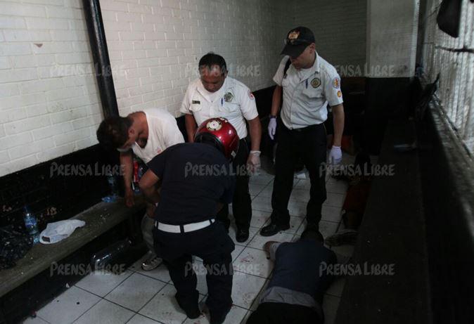 prensa_libre's tweet photo. #BalaceraTribunales | Aumenta a cinco los heridos en ataque armado. Fotos: Paulo Raquec ���  http://t.co/OjvSrPs4vp http://t.co/1TRBBmSoZS