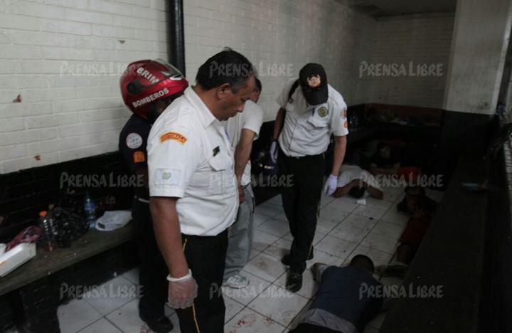 prensa_libre's tweet photo. #BalaceraTribunales | Aumenta a cinco los heridos en ataque armado. Fotos: Paulo Raquec ���  http://t.co/OjvSrPs4vp http://t.co/1TRBBmSoZS