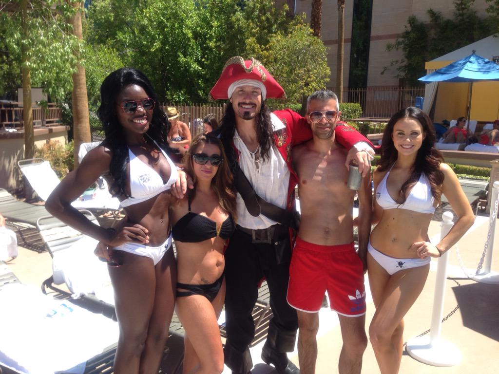 vickytof's tweet photo. @SamuelMifsud @MGMGrand #sunsoutrumsout http://t.co/7fQMI9FcwN
