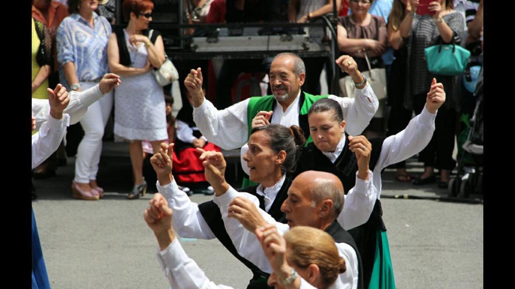 Centrogalego's tweet photo. Presente e futuro do noso centro #diadapátria2015 #DiaDaPatriaGalega #apostol2015 http://t.co/TkGzdrdnug