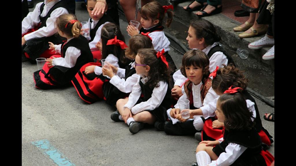 Centrogalego's tweet photo. Presente e futuro do noso centro #diadapátria2015 #DiaDaPatriaGalega #apostol2015 http://t.co/TkGzdrdnug