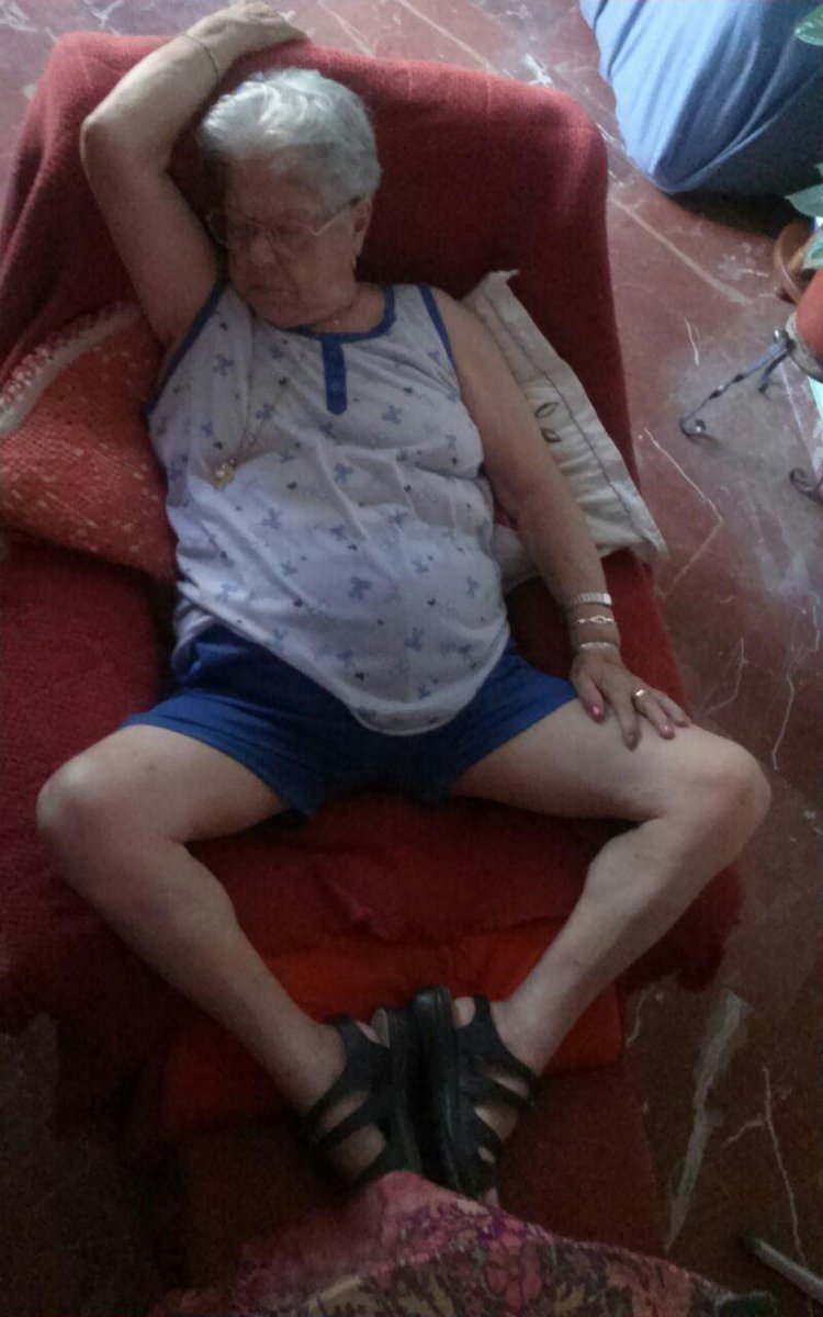 markopolar's tweet photo. #zapeando417 Mi abuelita durmiendo la siesta. Saludos desde sevilla http://t.co/1BbTUrKy5H
