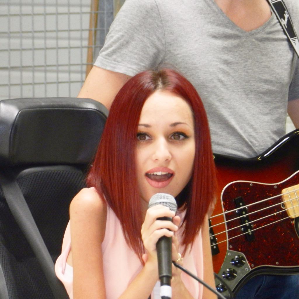 MarinaRussoPro's tweet photo. Concert dans le quartier des femmes (les Baumettes). Génial !!❤️❤️ http://t.co/TxrekaGYXI