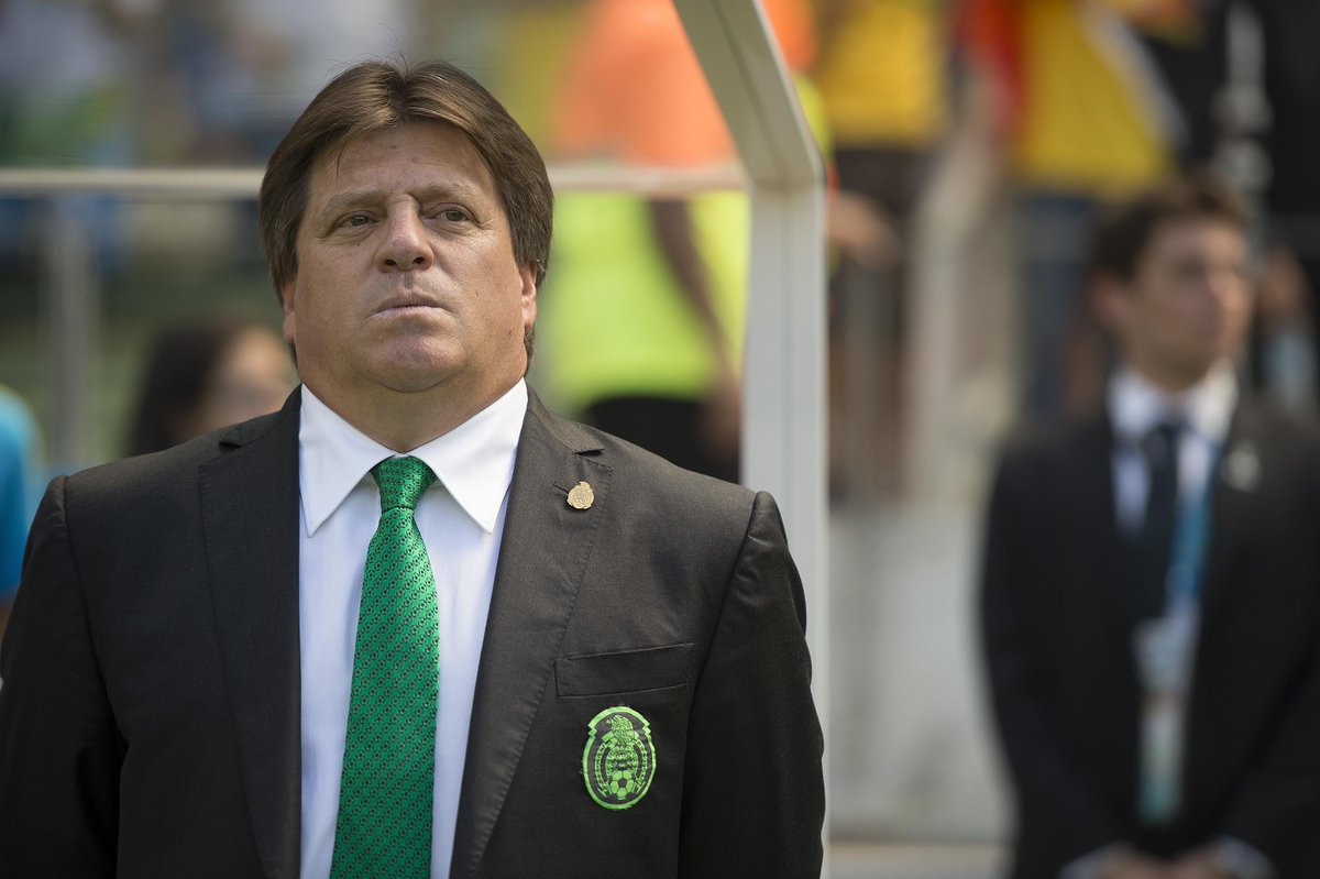 FutboolFichajes's tweet photo. OFICIAL:
Miguel Herrera deja de ser entrenador de #México. http://t.co/mcZoHWqLYc