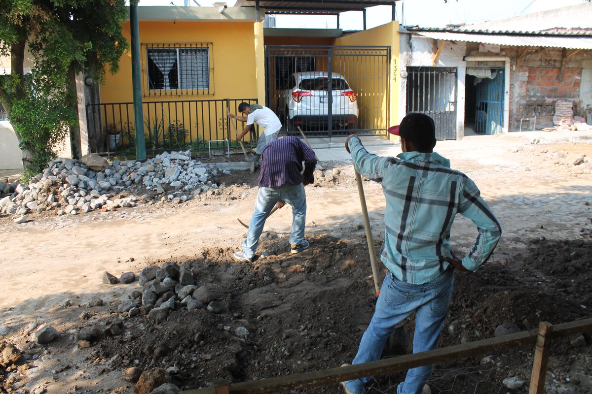 CIAPACOV's tweet photo. Trabajamos cambiando tomas domiciliarias en la zona oriente para eliminar fugas de agua potable http://t.co/e4to6G6mdb